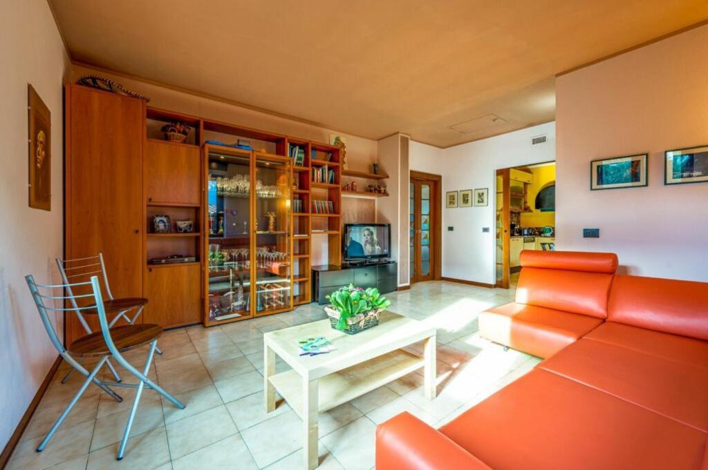 Villa Iris -Pet Friendly Stay - Garden - Private Parking- Bike Friendly Holiday House Colico Exterior photo