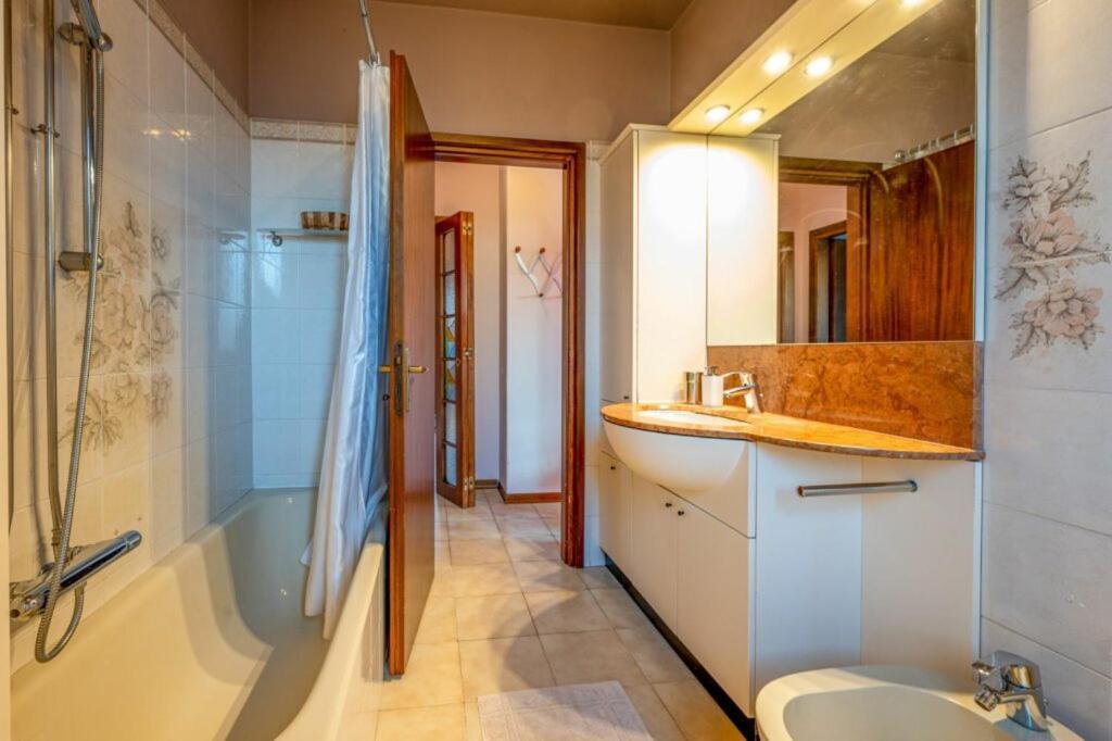 Villa Iris -Pet Friendly Stay - Garden - Private Parking- Bike Friendly Holiday House Colico Exterior photo