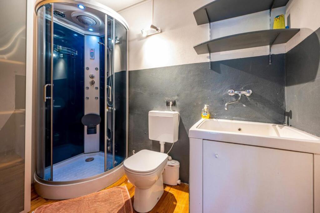 Villa Iris -Pet Friendly Stay - Garden - Private Parking- Bike Friendly Holiday House Colico Exterior photo